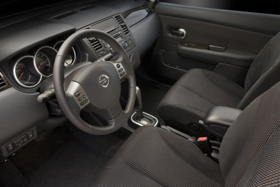  Nissan Versa 2010 года  (фото 9 из 35)